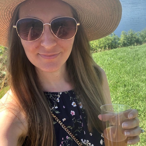 Profile Picture of Randi Rabbitt (@randirabbitt) on Poshmark