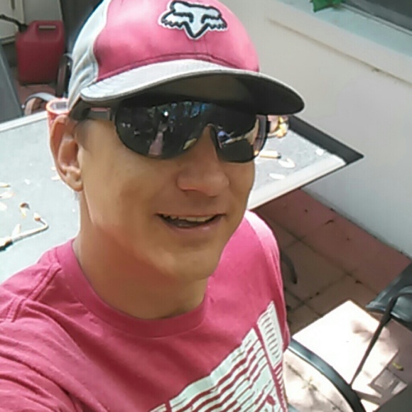 Profile Picture of Aaron Wooley (@adubb75) on Poshmark