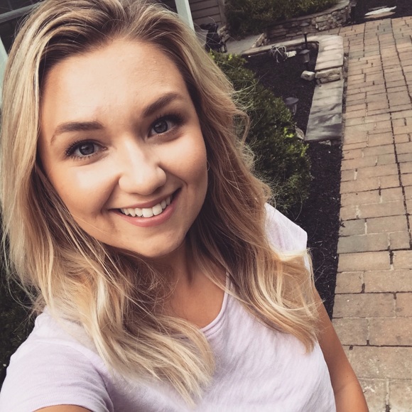 Profile Picture of Carly Watson (@cwats97) on Poshmark