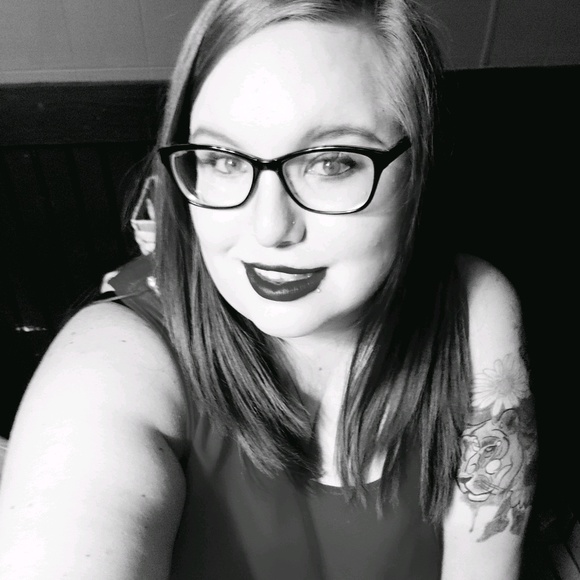 Profile Picture of Jennifer Boxwell (@j_boxwell) on Poshmark