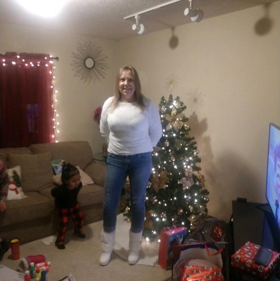 Profile Picture of Lisa Corder (@corder81love) on Poshmark
