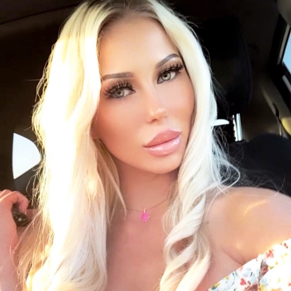Profile Picture of Callie Susterka (@csusterkaxo) on Poshmark