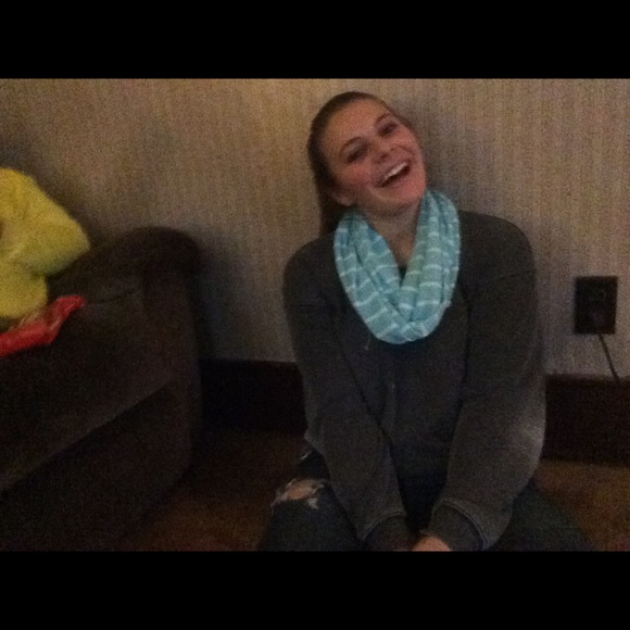 Profile Picture of Emily Rolince (@emily5renee) on Poshmark