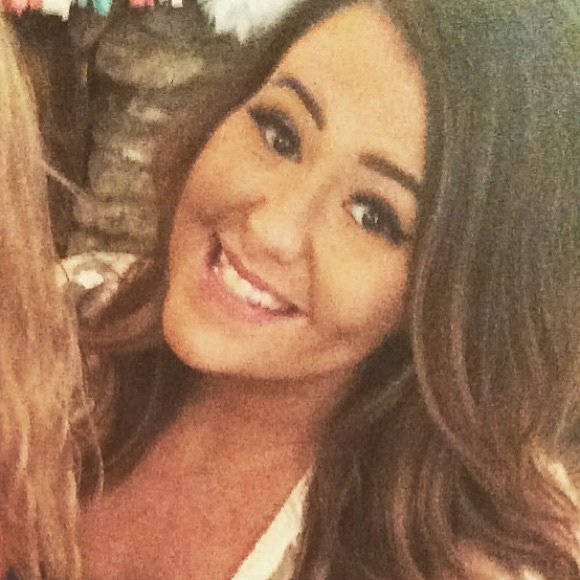 Profile Picture of Tori Carter (@littleflowwer) on Poshmark
