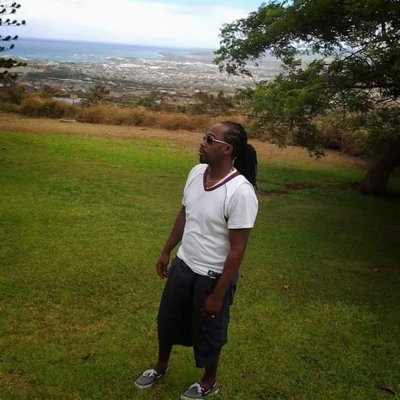 Profile Picture of Carl Nicholas (@kelzolas) on Poshmark