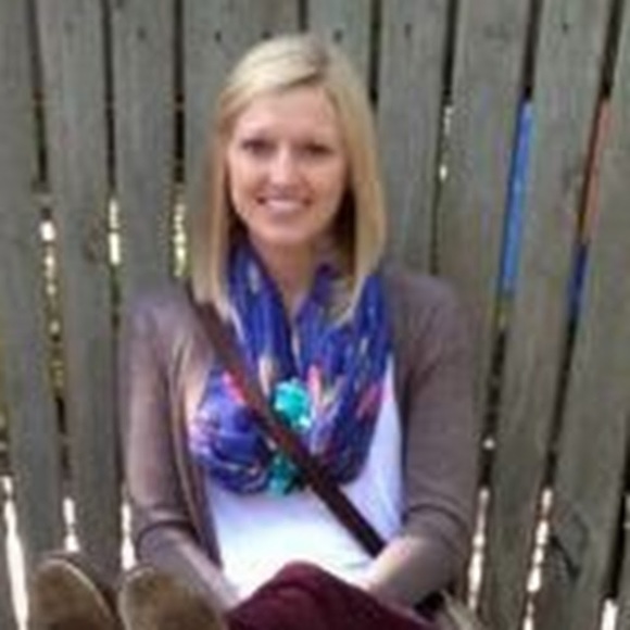 Profile Picture of Amanda Davidson (@amb5925) on Poshmark