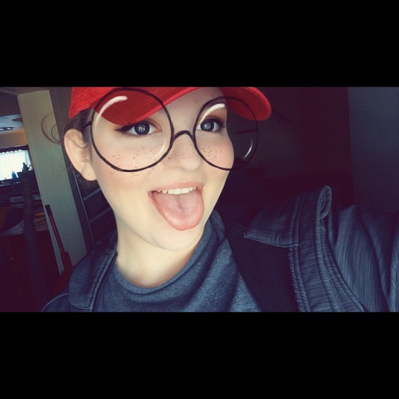 Profile Picture of Keely Shea (@alien_kiwi) on Poshmark