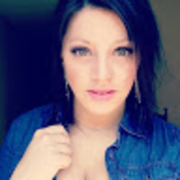 Profile Picture of Kayla Hartpence (@hartpencekayla) on Poshmark