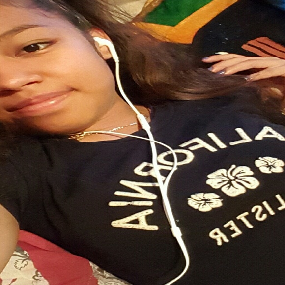 Profile Picture of Giselle Alvarez (@gigi_8404) on Poshmark