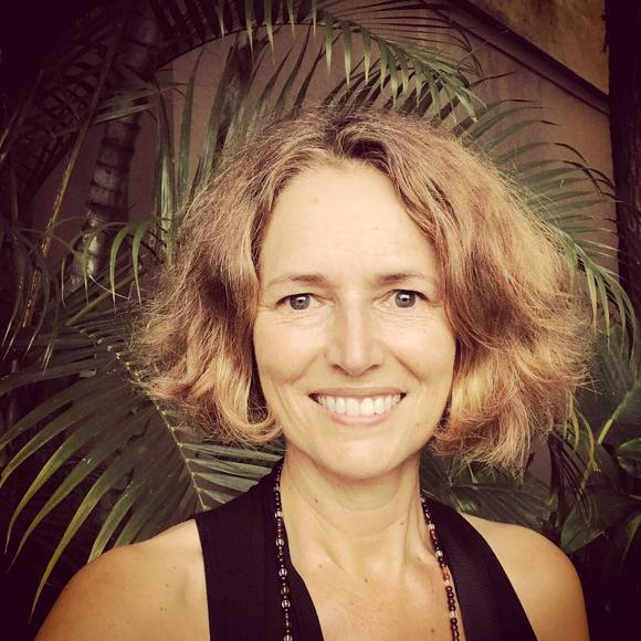 Profile Picture of Julie Skarratt (@julieskarratt) on Poshmark