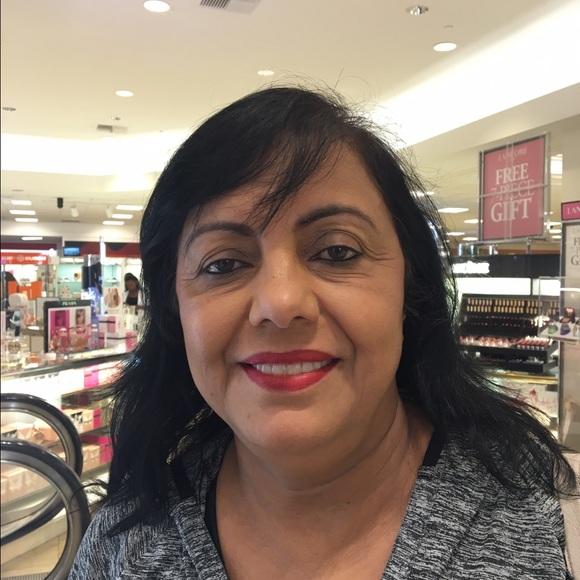 Profile Picture of Robina Asghar (@robinaasghar) on Poshmark