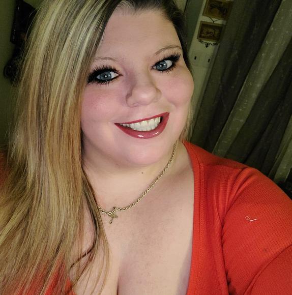 Profile Picture of Amanda Mullins (@amandacm_87) on Poshmark