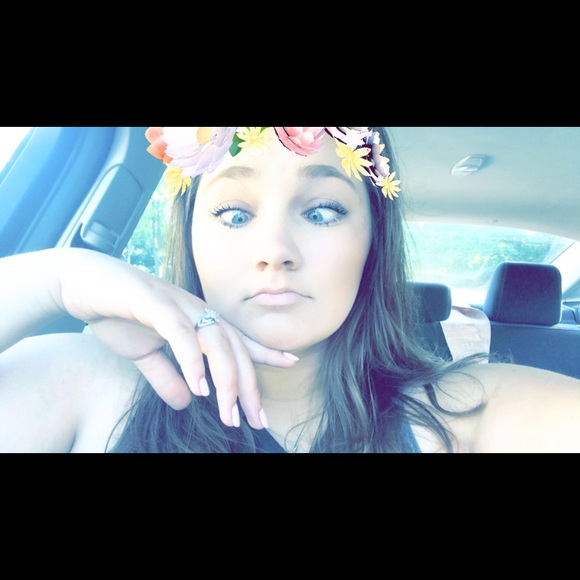 Profile Picture of Gabby Bilzing (@gabbybilzing) on Poshmark