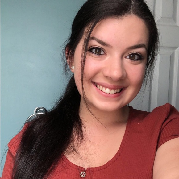 Profile Picture of Gabriella Thomasch (@gabthomasch) on Poshmark