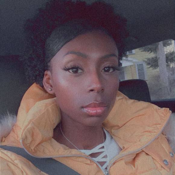 Profile Picture of Brianna Smith (@brinanamaries19) on Poshmark