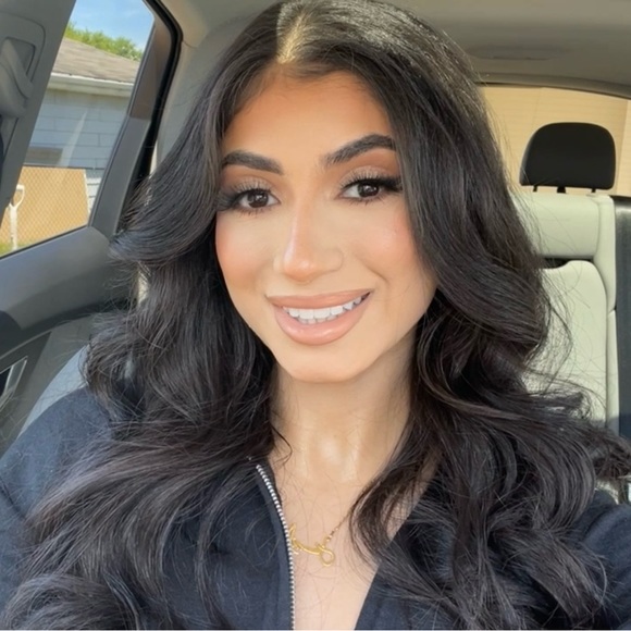 Profile Picture of Isabel Makhamreh (@izzyboo02) on Poshmark