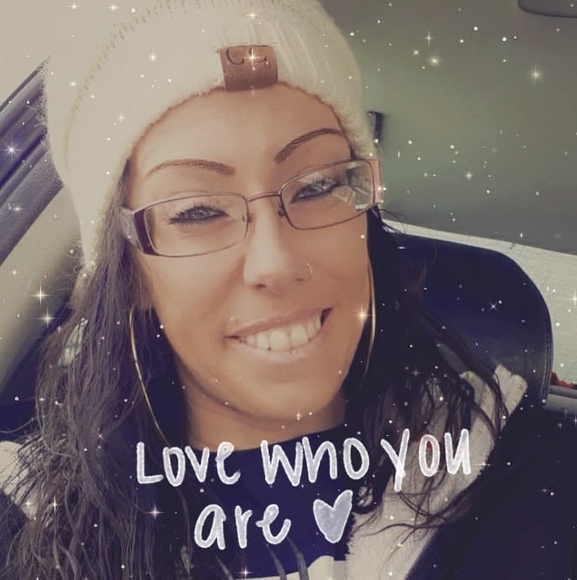 Profile Picture of Alisha Colvin (@lilmamaslim63) on Poshmark