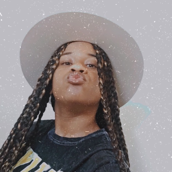 Profile Picture of Paige Malone (@salemmalone) on Poshmark