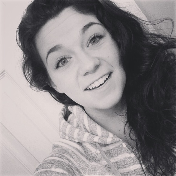 Profile Picture of Sofia Giannascoli (@sofiagiannascol) on Poshmark