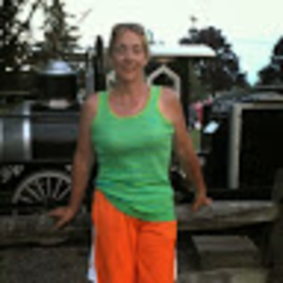 Profile Picture of Kathy Fetterly (@hockeymomkathy) on Poshmark