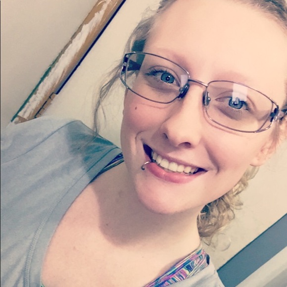 Profile Picture of Melani Gutowski (@melanimae) on Poshmark