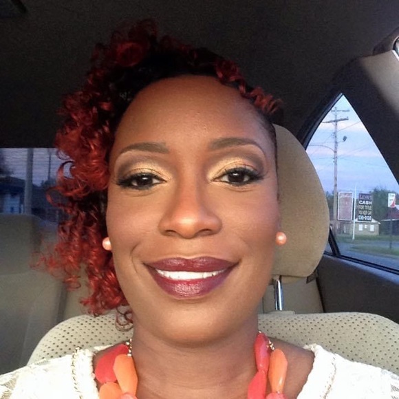 Profile Picture of Emerald Davis (@daviz20) on Poshmark