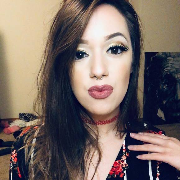 Profile Picture of Amanda Houde (@amandahoude) on Poshmark
