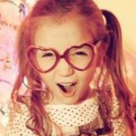 Profile Picture of Robbins Veromca (@robbins_veromca) on Poshmark