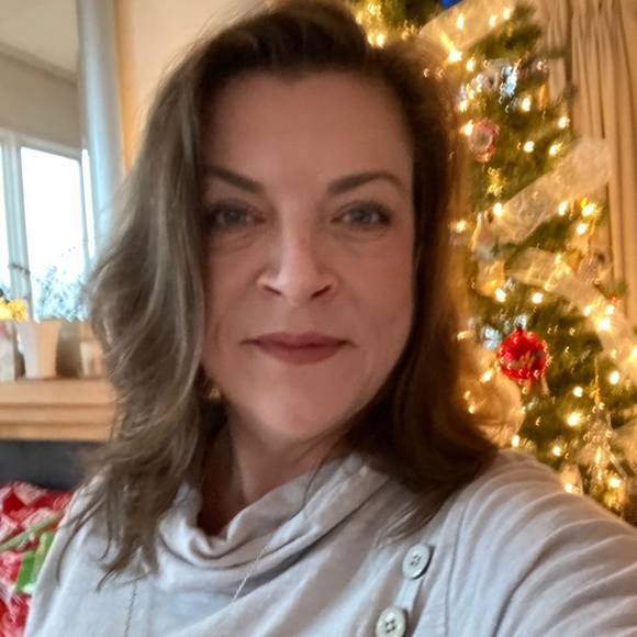 Profile Picture of Kim Spytek (@ciaciokim) on Poshmark