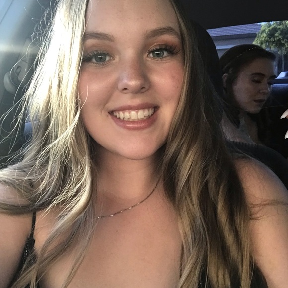 Profile Picture of Lily Osborne (@lillerssso) on Poshmark