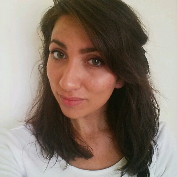 Profile Picture of Ari Bounas (@missarib) on Poshmark
