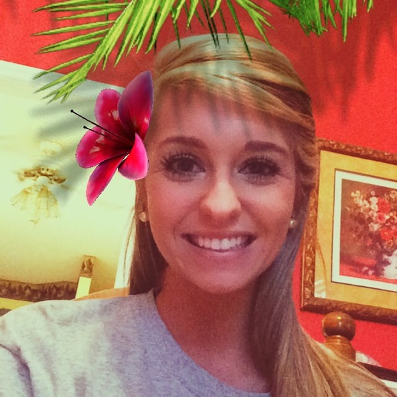 Profile Picture of Emily Claxton (@emily_claxton13) on Poshmark