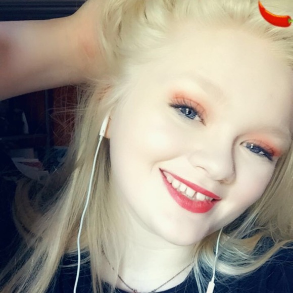 Profile Picture of Amber Blake (@amberloohoo) on Poshmark