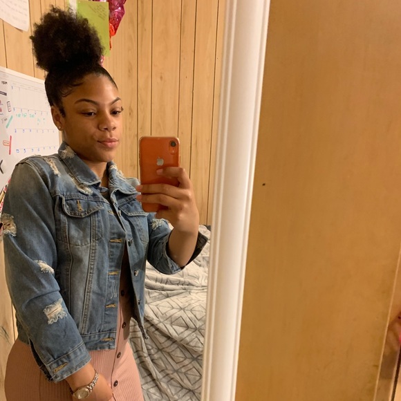 Profile Picture of Christiny Giddens (@christinyg) on Poshmark