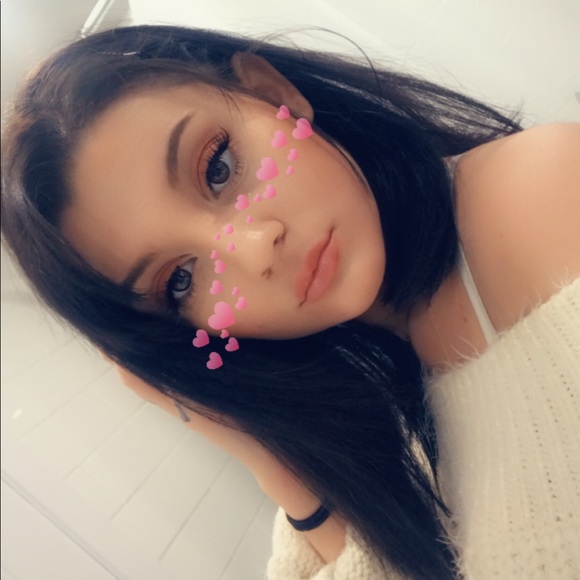 Profile Picture of Emylie Fleurent (@emyliexox) on Poshmark