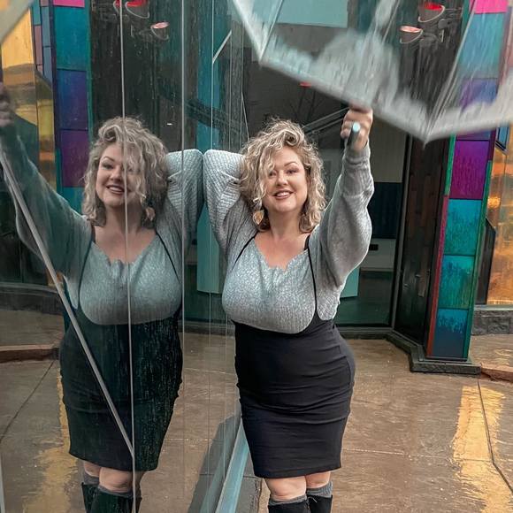 Profile Picture of Dawn Pace (@misshunibuni) on Poshmark