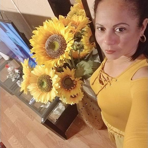 Profile Picture of Mireisy Borrero (@mireisyborrero7) on Poshmark