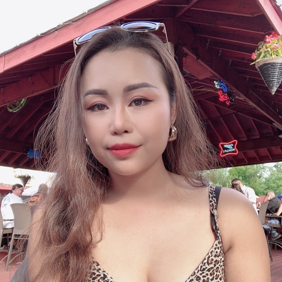 Profile Picture of Huyen Nguyen (@huyennguyen178) on Poshmark