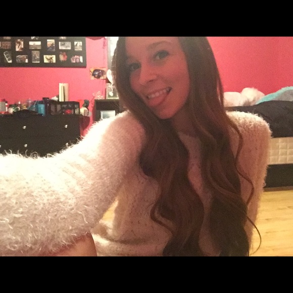 Profile Picture of Amber Tolson (@alynnt96) on Poshmark