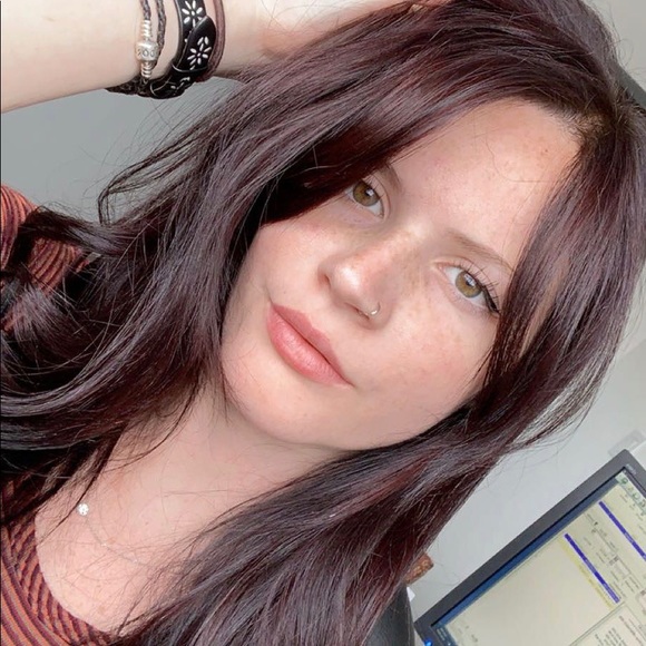 Profile Picture of Ashley Witcomb (@ashley_witcomb) on Poshmark