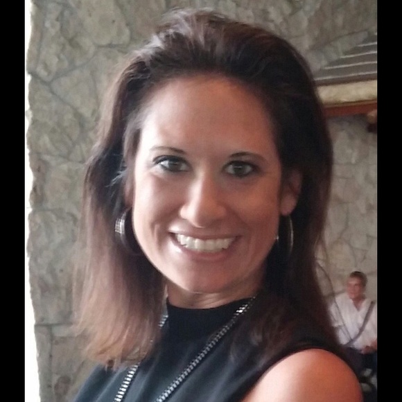 Profile Picture of Lisa Sinatra (@lsinatra) on Poshmark