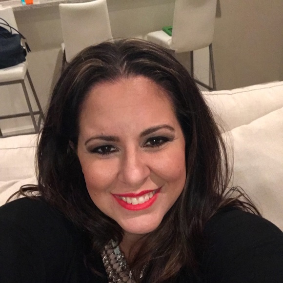 Profile Picture of Elizabeth Heubel (@empugi) on Poshmark