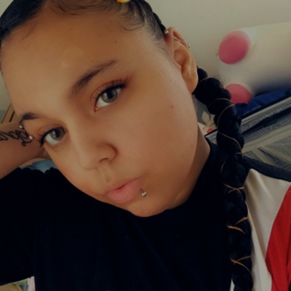 Profile Picture of Marieana Enchautegui (@marieanaa) on Poshmark
