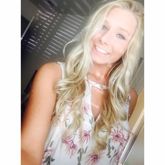 Profile Picture of Shaina Deblauw (@shainaldeb) on Poshmark