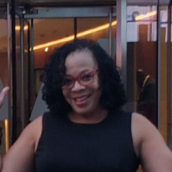 Profile Picture of Emily James (@emilydjames) on Poshmark