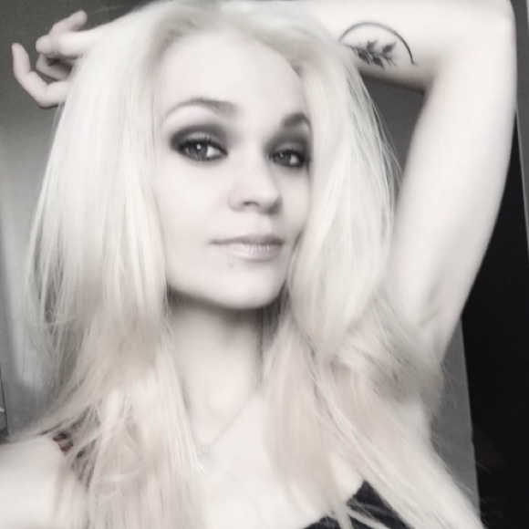 Profile Picture of Nicole Mayewski (@nicolelynn0315) on Poshmark