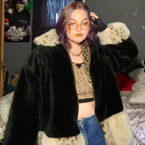 Profile Picture of Bella Campbell (@bellaboo0405) on Poshmark