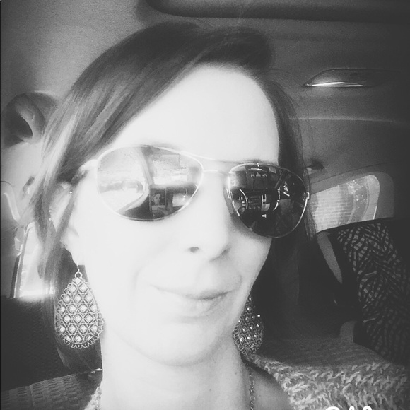 Profile Picture of Lauren Wiles (@laurenwiles) on Poshmark