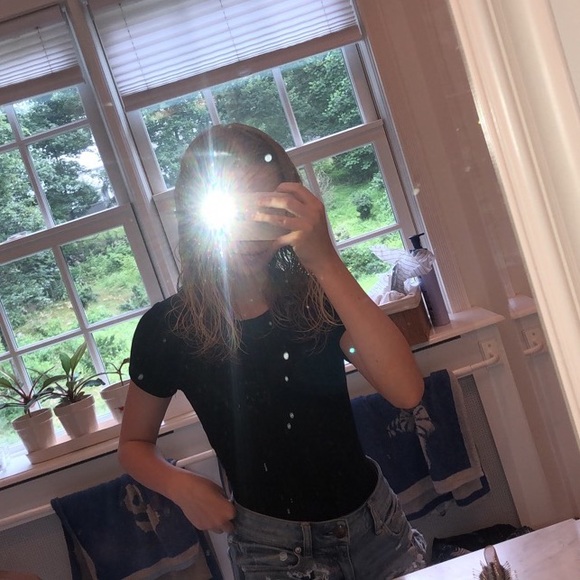 Profile Picture of Elli Gabrielson (@elli_vf06) on Poshmark