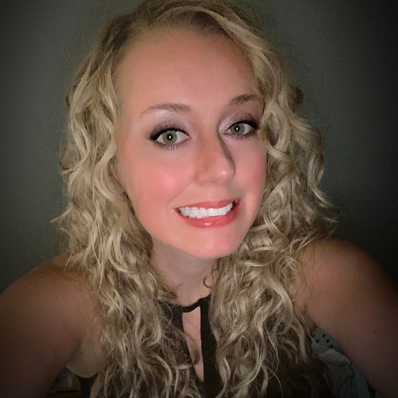 Profile Picture of Jennifer Prewett (@jmprewett) on Poshmark